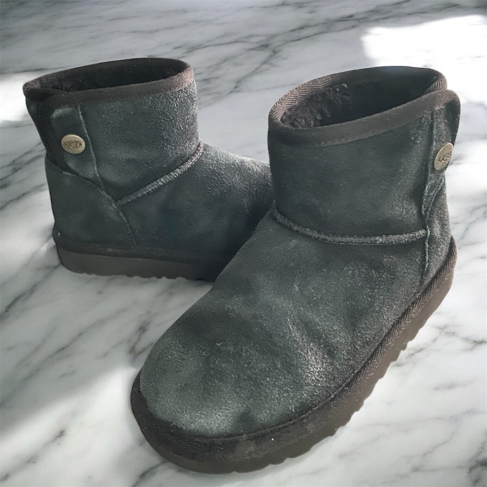UGG Classic Mini ankle boots in black suede with sheepskin lining sz 13 toddler